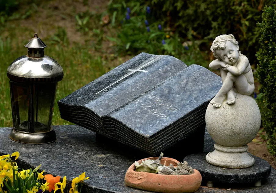 Stèle et lanterne dans un cimetière, symbole de recueillement