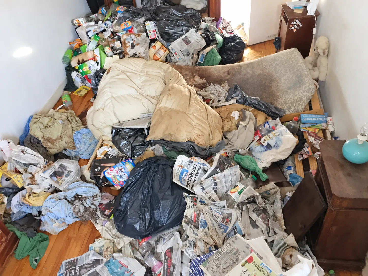 Chambre très encombrée, situation de syndrome de Diogène