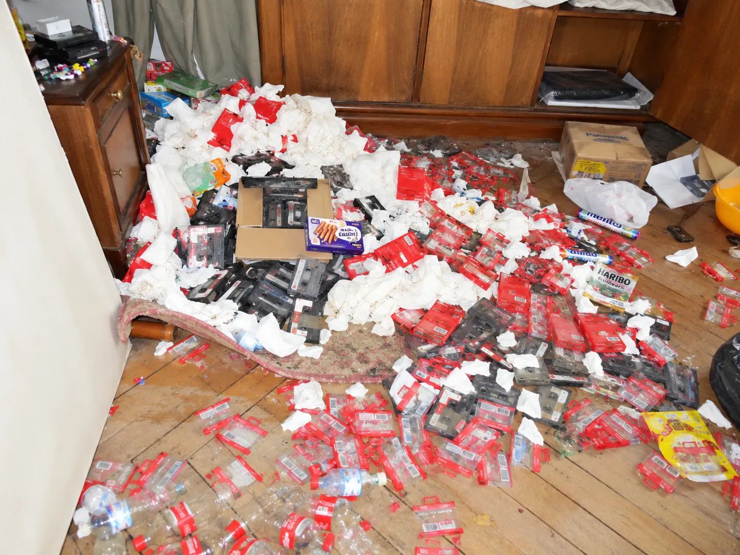 Cassettes et objets accumulés avant tri