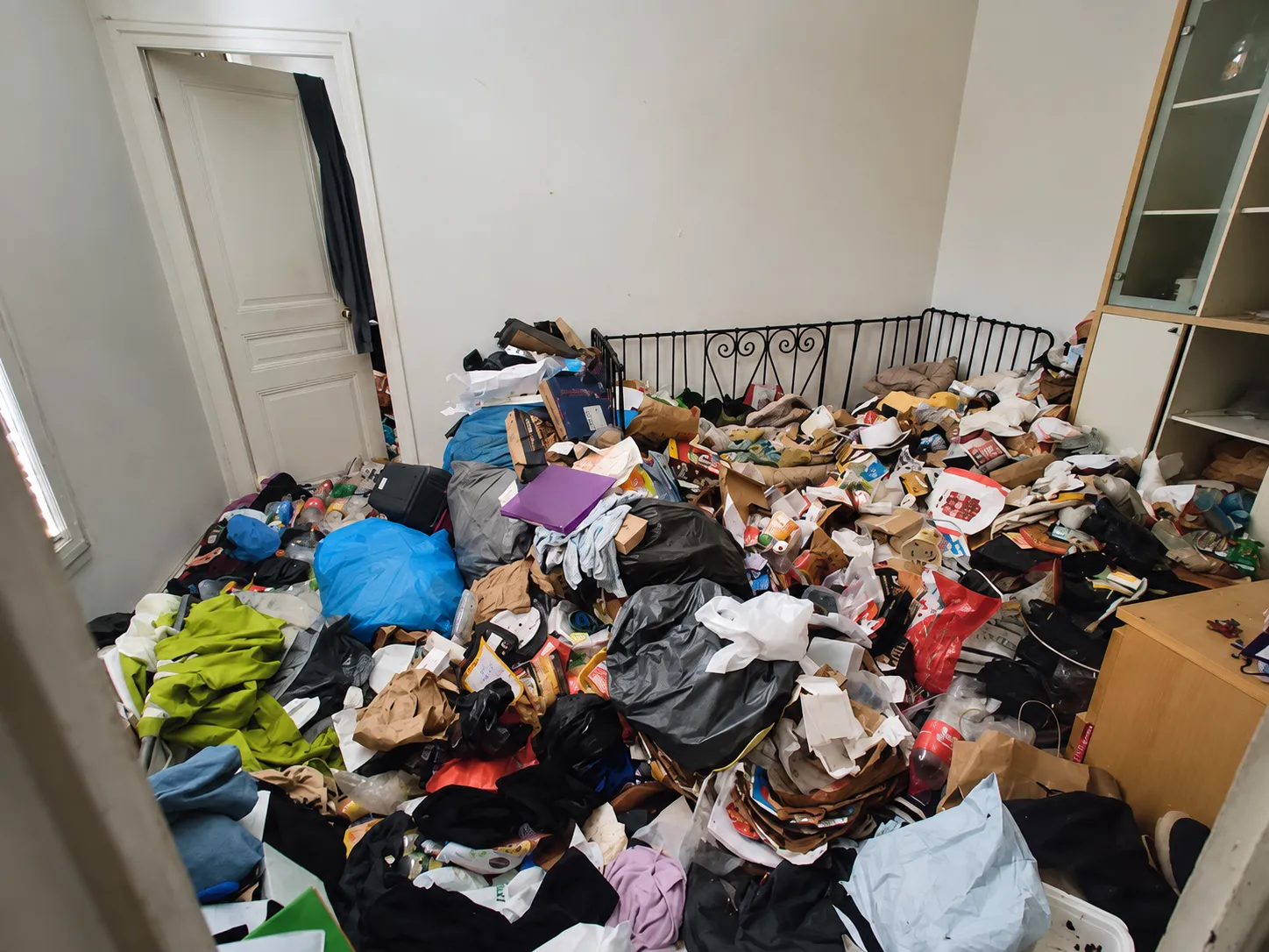 Chambre encombrée avant intervention