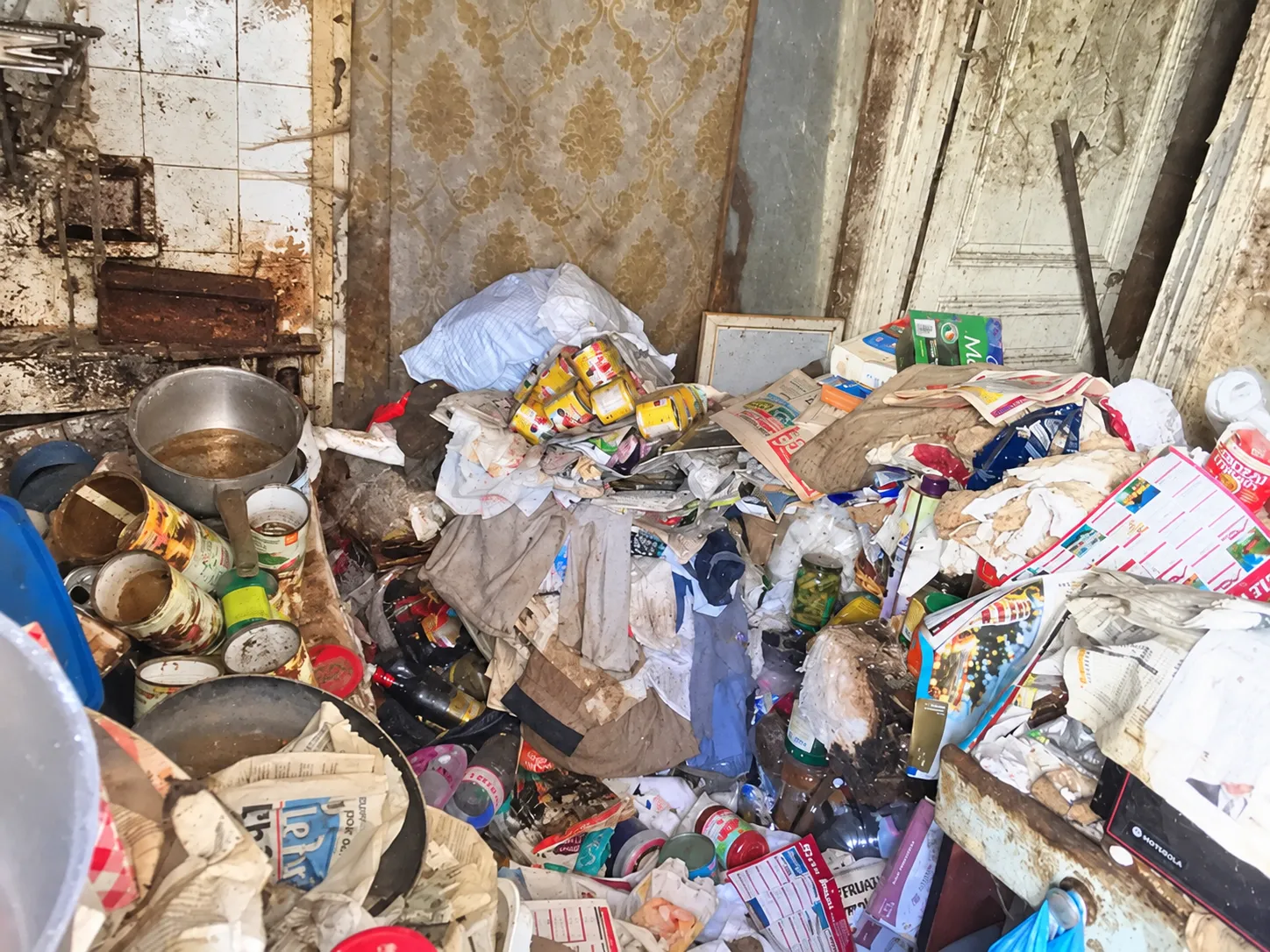 Cuisine dégradée dans un logement insalubre