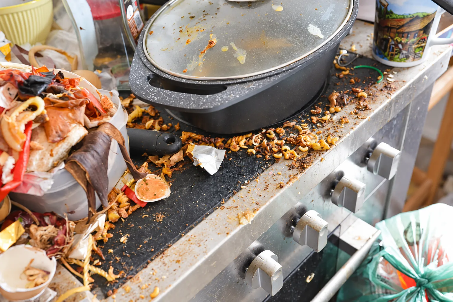 Plaque de cuisson et plan de travail couverts de déchets alimentaires et de résidus