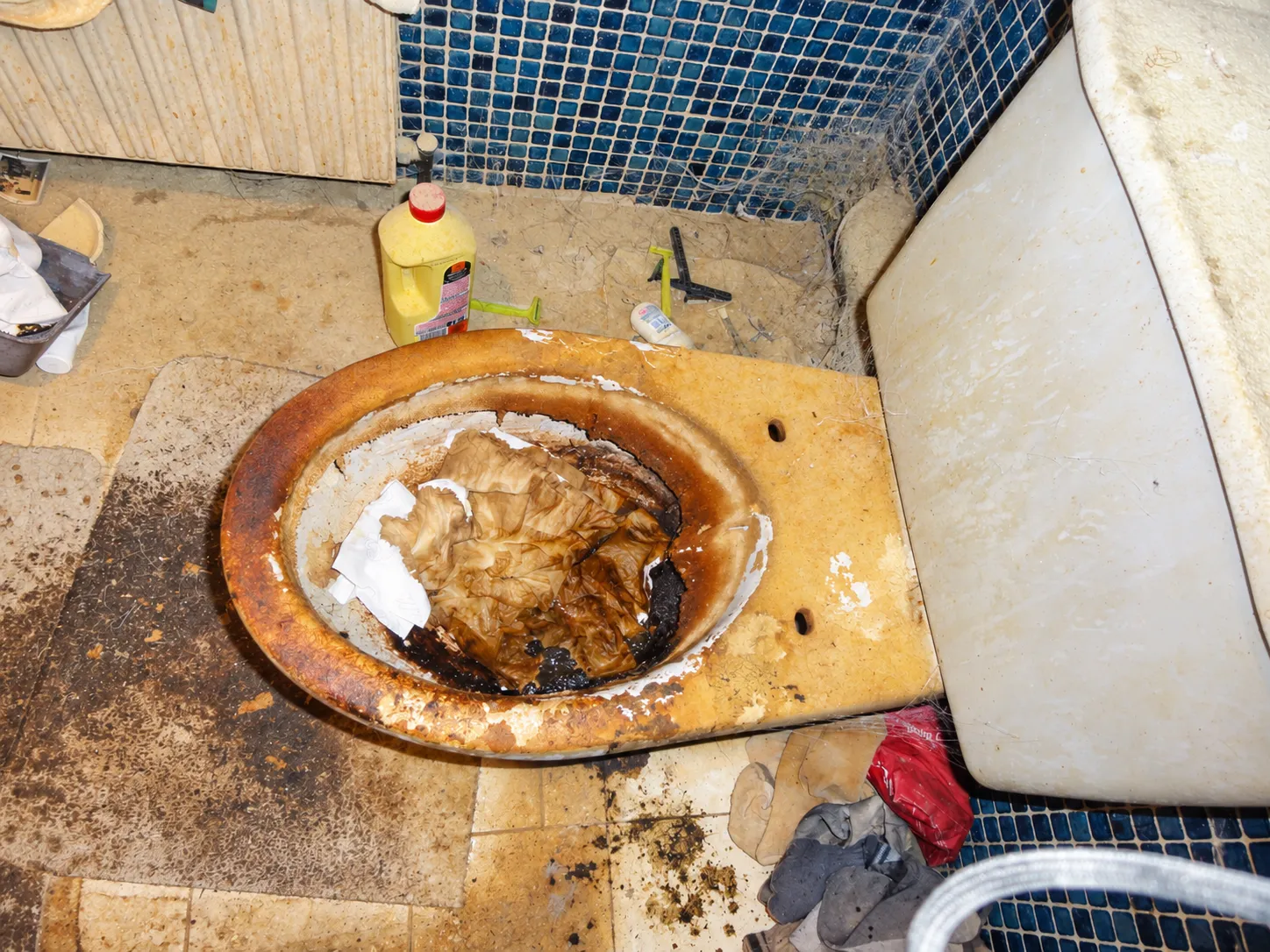 Sanitaires fortement dégradés dans un logement insalubre